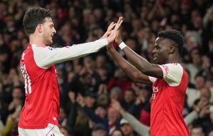 Pemain Arsenal Bukayo Saka merayakan gol bersama Declan Rice dalam pertandingan Liga Champions&nbsp;melawan Olympiacos di Stadion Emirates, London, Inggris, Kamis,&nbsp;2 Oktober 2025. (AP Photo/Kin Cheung)