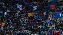 Suporter Deportivo Alaves merayakan kemenangan timnya atas Real Madrid pada pertandingan lanjutan La Liga Spanyol di stadion Mendizorroza, di Vitoria (6/10). Madrid takluk 1-0 Deportivo Alaves. (AP Photo/Alvaro Barrientos)