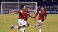 Selebrasi Bambang Pamungkas usai mencetak gol ke gawang Palestina pada pertandingan persahabatan di Stadion Manahan, Solo, Jateng, Senin (22/8). Indonesia menang 4-1. (Antara)