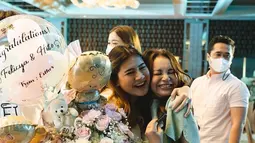Keakraban Felicya Angelista dalam acara gender reveal party. (Foto: Instagram/ itsrossa910)