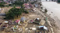 Sementara untuk warga mengungsi mencapai 71.242 kepala keluarga atau 284.072 jiwa. Tampak foto udara yang diambil menggunakan drone ini menunjukkan wilayah yang terdampak banjir bandang di Aceh Tamiang, Pulau Sumatra, Kamis 4 Desember 2025. (AP Photo/Binsar Bakkara)