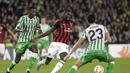 Pemain AC Milan, Tiemoue Bakayoko tampil apik pada fase grup Liga Europa yang berlangsung di Stadion Benito Villamarin, Spanyol (9/11),  AC Milan bermain imbang 1-1 kontra Real Betis (AFP/Cristina Quicler)