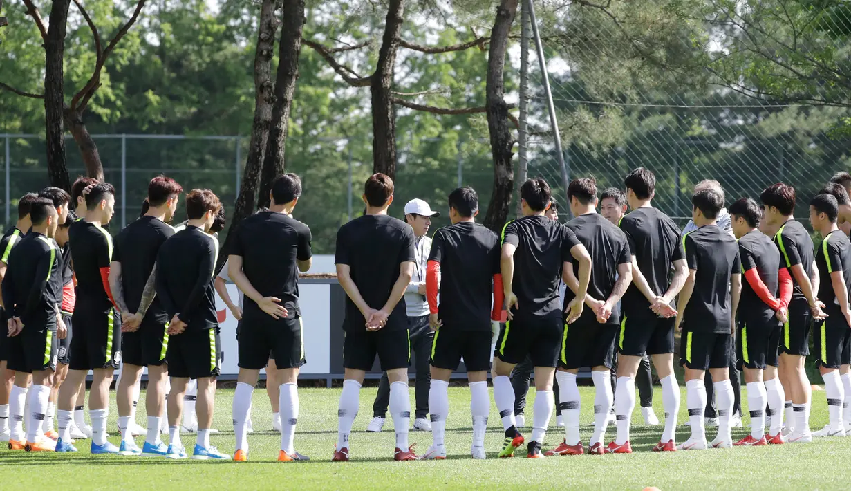 Kepala pelatih timnas Korea Selatan Shin Tae-yong (tengah) berbicara kepada para pemainnya selama sesi latihan untuk menghadapi Piala Dunia 2018 di National Football Centre di Paju, Korea Selatan, Rabu (23/5). (AP Photo/Lee Jin-man)