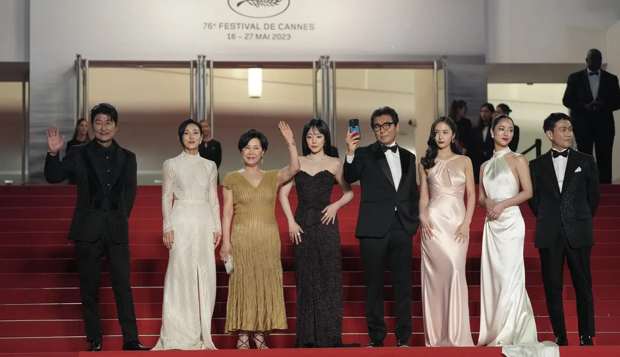 Song Kang-ho,Jang Young-nam, Park Jeong-su, Lim Su-jeong, sutradara Kim Ji-woon, Krystal Jung, Jeon Yeo-Been dan Oh Jung-se berpose setibanya di pemutaran perdana film 'Cobweb' di festival film internasional ke-76, Cannes. (Foto: Scott Garfitt/Invision/AP)