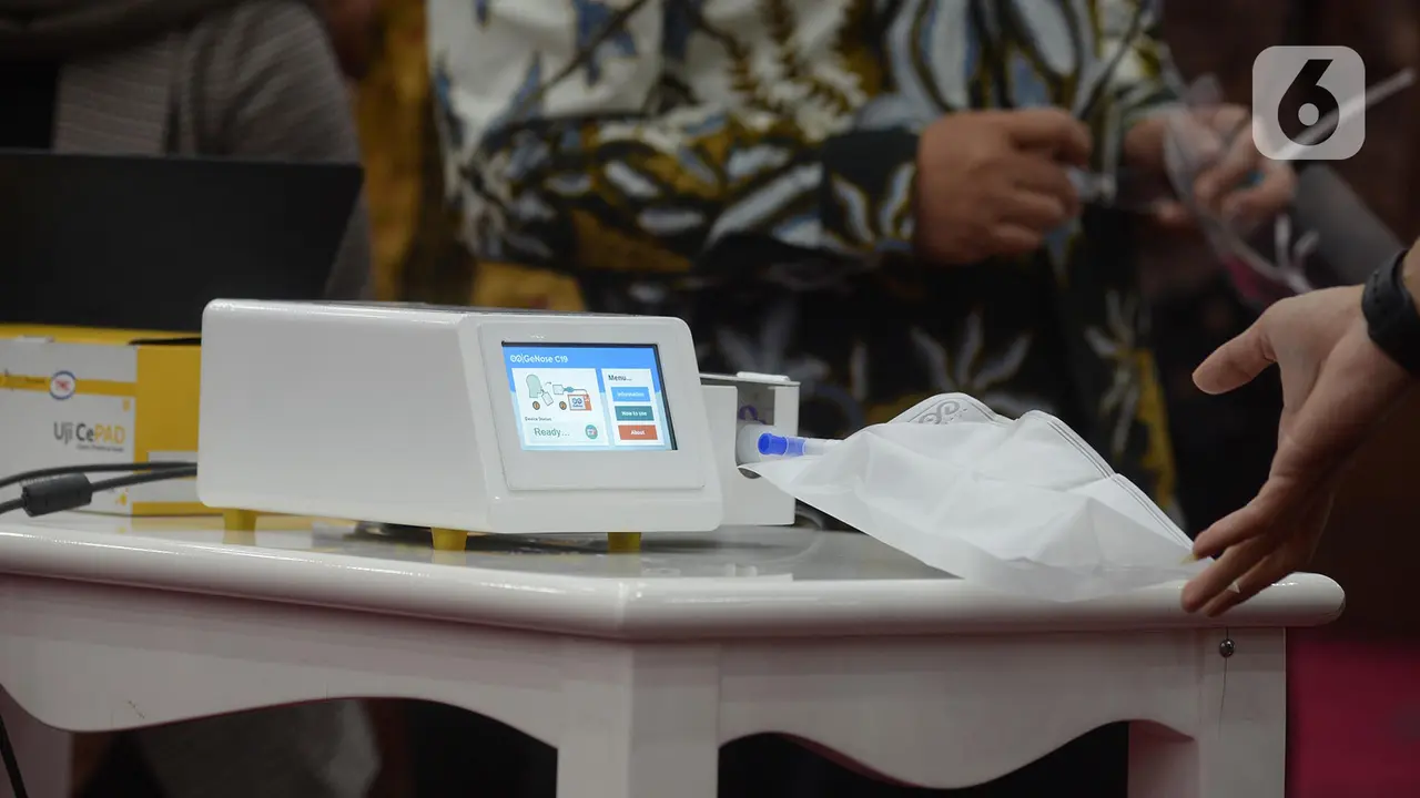 Mentristek dan Menko PMK Terima Alat Deteksi Corona Genose C-19 Buatan UGM