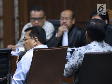 Setya Novanto (kedua kiri) menjawab pertanyaan saat menjadi saksi sidang lanjutan dugaan korupsi pengadaan e-KTP dengan terdakwa Irvanto Hendra Pambudi dan Made Oka Masagung di Pengadilan Tipikor, Jakarta, Selasa (18/9). (Liputan6.com/Helmi Fithriansyah)