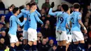 Bek Manchester City, Aymeric Laporte berselebrasi bersama rekannya usai mencetak gol ke gawang Everton pada pertandingan lanjutan Liga Inggris di Goodison Park Stadium (6/2). Hasil ini membuat City memuncaki klasemen Liga Inggris. (Peter Byrne/PA via AP)