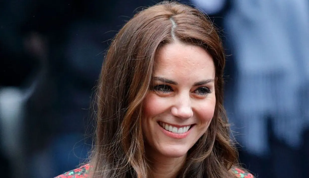 Merah selalu memberikan kesan segar saat digunakan. Cobalah memilih merah melalui sentuhan corak minimalis pada baju berpotongan sederhana untuk kesan anggun dan menawan. (Instagram/ Kate Middleton Style)