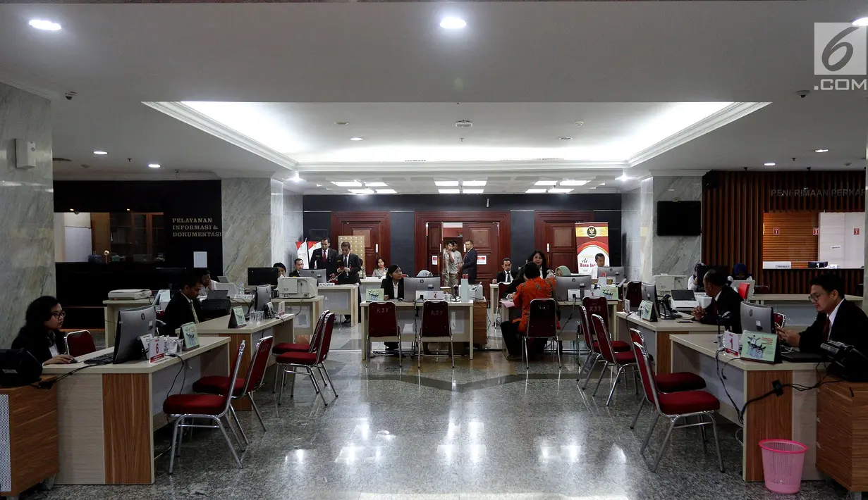 Suasana pendaftaran penanganan perkara perselisihan hasil Pilgub Serentak 2018 di Gedung MK, Jakarta, Kamis (5/7). MK Resmi membuka Penanganan Perkara Perselisihan Hasil Pemilihan Gubernur, Bupati, dan Walikota Tahun 2018. (Liputan6.com/Johan Tallo)
