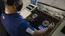 DJ Franklin Scheleger (29) memainkan suara dan lagu menyerupai gemuruh suporter selama pertandingan antara Fluminense dan Atletico Goianiense dalam babak lanjutan Kejuaraan Brasil di Stadion Maracana, Rio de Janeiro, Brasil, pada 2 September 2020. (AFP/Mauro Pimentel)