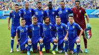 Para anggota Timnas Italia (Baris belakang kiri ke kanan) Bek Italia Mattia De Sciglio, Bek Italia Giorgio Chiellini, Bek Italia Andrea Barzagli, Penyerang Italia Mario Balotelli, Bek Italia Leonardo Bonucci dan Kiper sekaligus Kapten Italia Gianluigi Buffon (Baris depan kiri ke kanan) Gelandang Italia Marco Verratti, Gelandang Italia Claudio Marchisio, Gelandang Italia Andrea Pirlo, Penyerang Italia Ciro Immobile dan Bek Italia Matteo Darmian berpose untuk foto tim sebelum pertandingan Grup D antara Italia dan Uruguay di Dunas Arena di Natal selama Piala Dunia FIFA 2014 pada 24 Juni 2014. (FOTO AFP/GIUSEPPE CACACE)