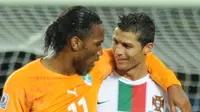 Didier Drogba dan Cristiano Ronaldo. (TOSHIFUMI KITAMURA / AFP)