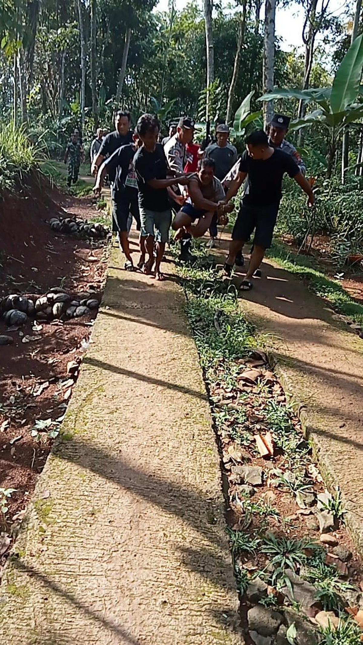 Tersangka Gigit Borgol untuk Kabur