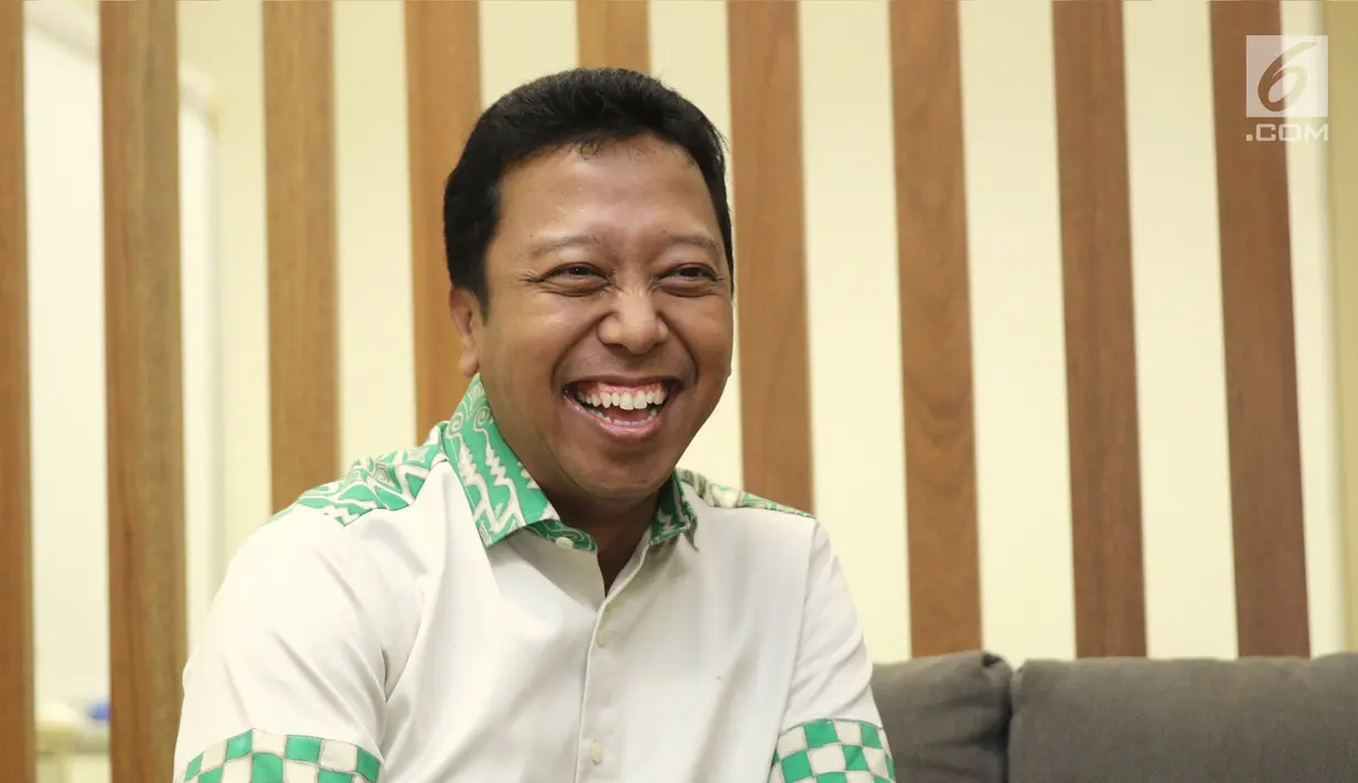 Ketua Umum PPP, Romahurmuzy menerima kunjungan Calon Gubernur Jawa Barat, Ridwan Kamil di kantor DPP PPP, Jakarta, Rabu (4/7).  Kunjungan Ridwan Kamil tersebut dalam rangka untuk melaporkan hasil Pilkada Jabar 2018. (Liputan6.com/Herman Zakharia)