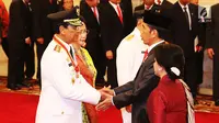 Presiden Jokowi memberikan selamat kepada Gubernur DIY Sri Sultan Hamengku Buwono X dan Wakil Gubernur DIY, KGPAA Paku Alam IX periode 2017-2022, usai pelantikan di Istana Negara, Jakarta, Selasa (10/10). (Liputan6.com/Angga Yuniar)