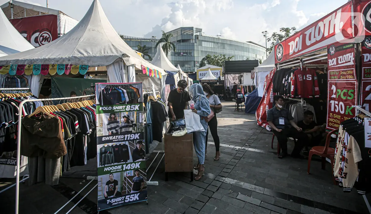 Suasana Jakcloth Summer Fest 2022 di  Senayan Park, Jakarta, Jumat (12/8/2022). Acara yang akan berlangsung hingga 14 Agustus 2022 ini diikuti lebih dari 150 clothing brand lokal yang menjual pakaian, kaos, sepatu, tas dan lainnya dengan menawarkan harga diskon guna menarik minat masyarakat. (Liputan6.com/Faizal Fanani)
