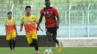 Makan Konate saat uji coba Arema melawan Metro FC di Stadion Kanjuruhan, Malang, Rabu (8/8/2018). (Bola.com/Iwan Setiawan)