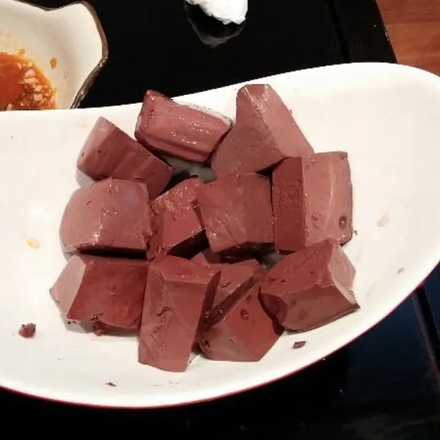 pria alami infeksi serius usai makan darah babi