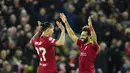 Penyerang Liverpool, Darwin Nunez (kiri) dan Mohamed Salah melakukan selebrasi usai pertandingan melawan Napoli pada lanjutan Grup A Liga Champions di stadion Anfield di Liverpool, Inggris, Rabu (2/11/2022). Liverpool menang atas Napoli dengan skor 2-0. (AP Photo/Jon Super)