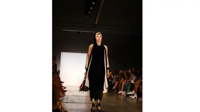 Vivi Zubedi di New York Fashion Week