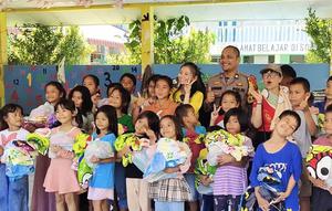 Aiptu Hadi Sitanggang hibur anak korban bencana sibolga di pengungsian. (istimewa)