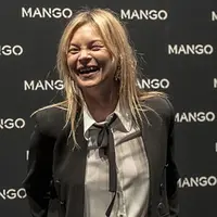 Supermodel asal Inggris, Kate Moss, mengalami perubahan fisik yang jelas ketika berusia 41 tahun. Kate yang terkenal dengan bibir indahnya kini terlihat lebih tipis. (via dailymail.co.uk)