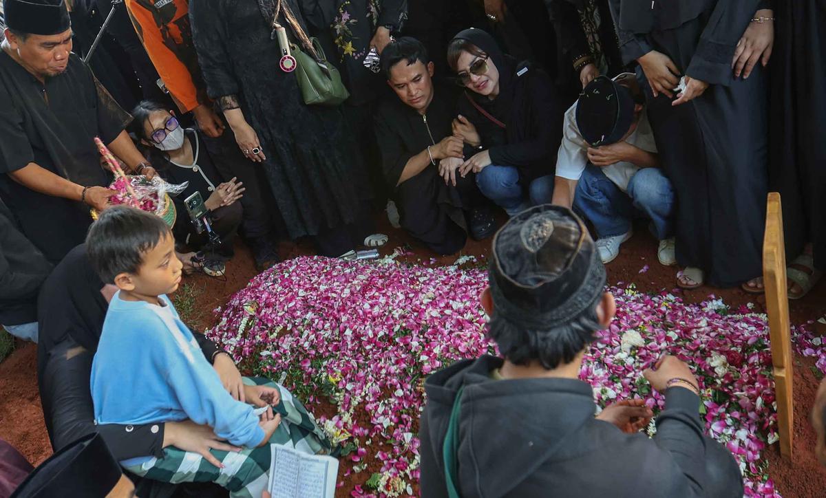 Tangis Haru Iringi Pemakaman Mpok Alpa, Komedian Ceria yang Berjuang Diam-Diam Lawan Kanker