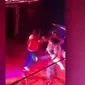 Detik-detik istri hajar suami yang kepergok gendong penari erotis (capture/Jone News)