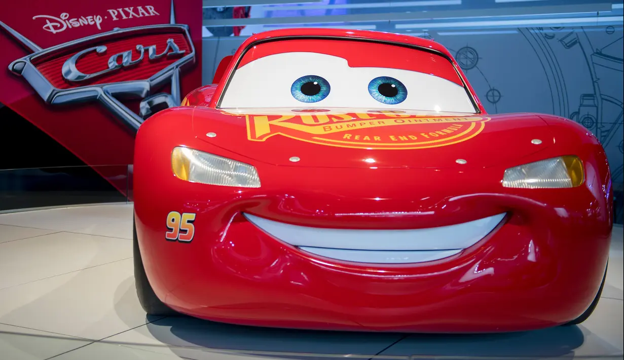 Pixar Animation memboyong mobil Lightning McQueen yang tampil dalam film "Cars 3" pada ajang North American International Auto Show di Detroit, Michigan, Selasa (10/1). (AFP Photo/JIM WATSON)