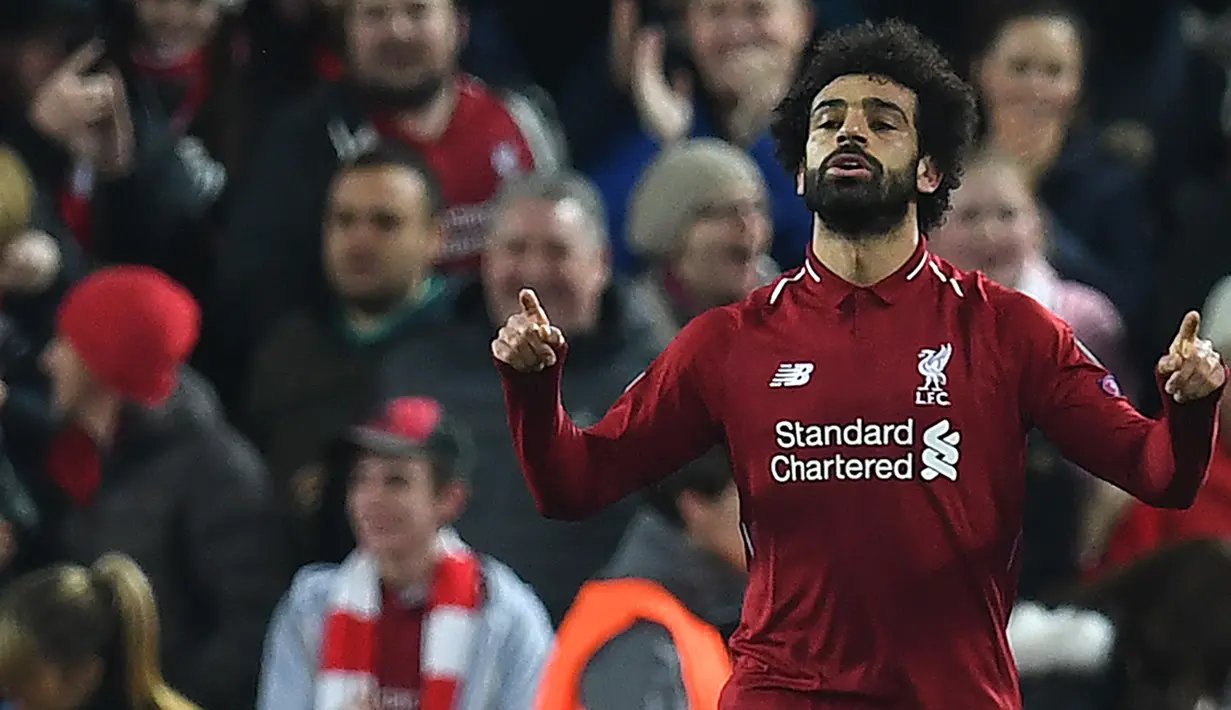 Gelandang Liverpool, Mohammed Salah, merayakan gol yang dicetaknya ke gawang Napoli pada laga Liga Champions di Stadion Anfield, Liverpool, Selasa (11/12). Liverpool menang 1-0 atas Napoli. (AFP/Paul Ellis)