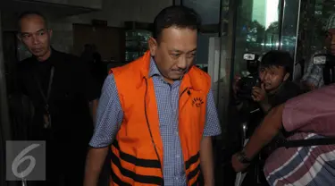 Tersangka kasus dugaan suap penghentian penanganan perkara korupsi PT Brantas Abipraya di Kejati DKI Jakarta, Sudi Wantoko usai menjalani pemeriksaan di Gedung KPK, Jakarta, Rabu (13/4/2016). (Liputan6.com/Helmi Afandi)