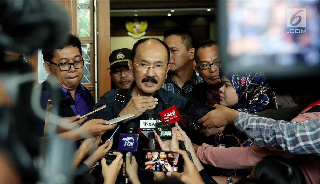 Pengacara tersangka kasus E-KTP Setya Novanto, Fredrich Yunadi menjawab pertanyaan wartawan usai menjalani sidang pembacaan eksepsi di Pengadilan Tipikor, Jakata, Kamis (15/2). (Liputan6.com/JohanTallo)
