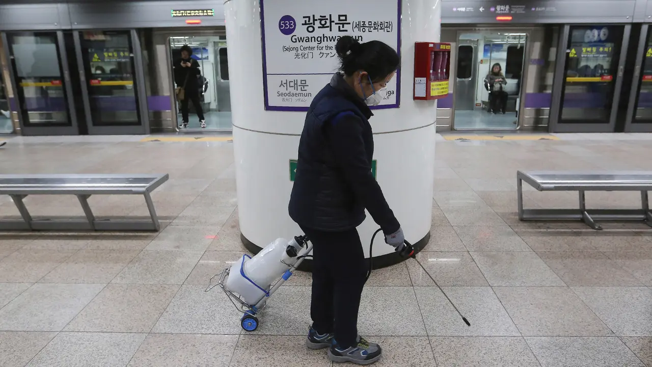 Korea Selatan Semprot Disinfektan di Stasiun