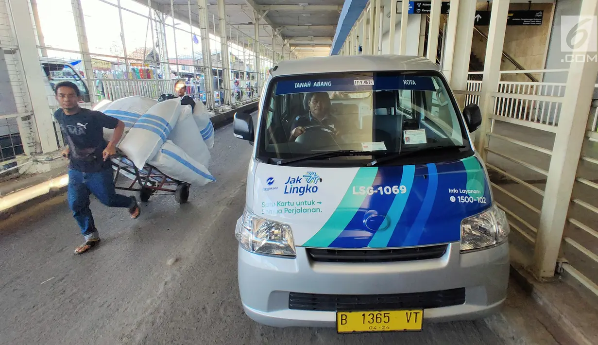 Angkutan umum (angkot) Jak Lingko yang dilengkapi pendingin (AC) menunggu penumpang di depan Stasiun Tanah Abang, Jakarta, Jumat (12/7/2019). Sebanyak lima armada Jak Lingko ber-AC mulai diuji coba sejak 1 Juli  untuk mengangkut penumpang dari Tanah Abang ke Kota. (Liputan6.com/Immanuel Antonius)