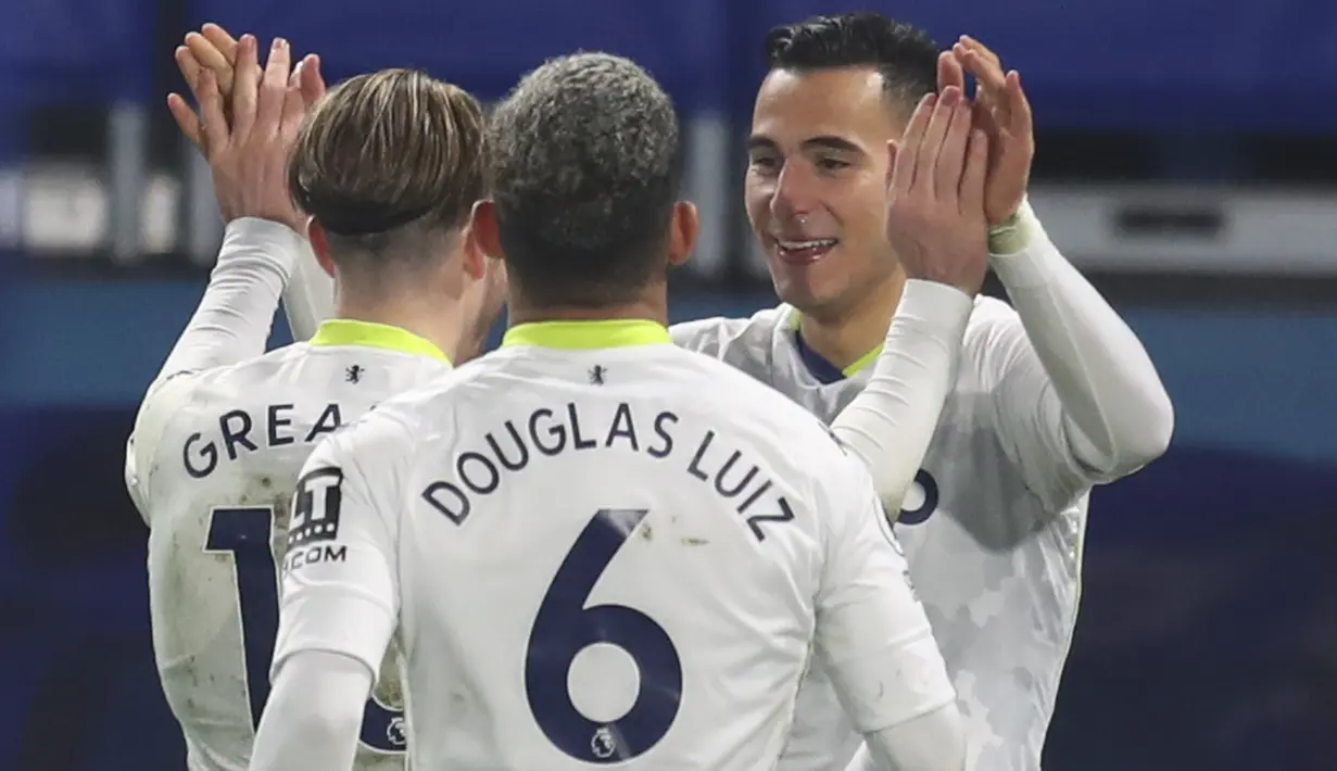 Pemain Aston Villa, Anwar El Ghazi (kanan) berselebrasi dengan rekan-rekannya usai mencetak gol ke gawang Chelsea pada pertandingan lanjutan Liga Inggris di Stamford Bridge, London, Selasa (29/12/2020). (Catherine Ivill/Pool via AP)