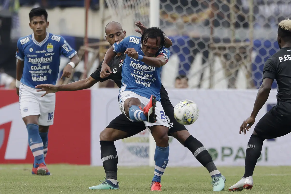 Gelandang Persib Bandung, Hariono, membuang bola saat melawan TIRA Persikabo pada laga Piala Presiden 2019. (Bola.com/Yoppy Renato)