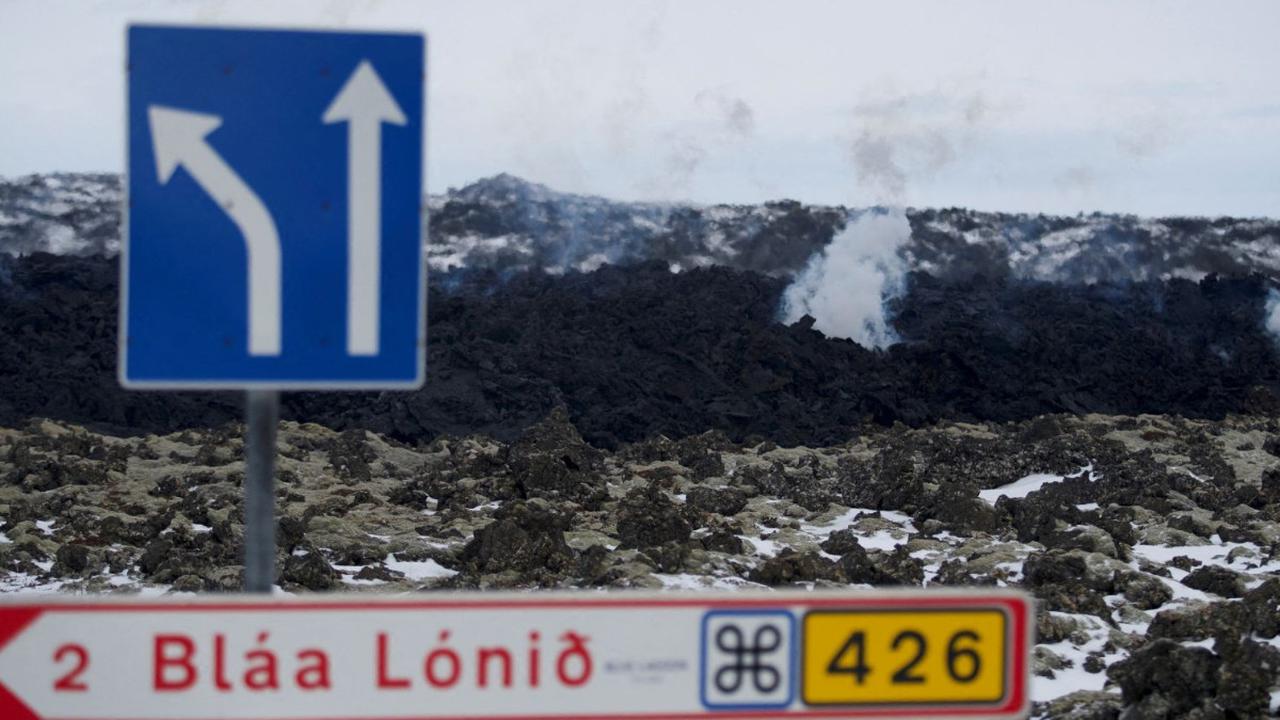 Letusan gunung ini telah memuntahkan material batuan dan aliran lava yang terang keluar dari retakan tanah di semenanjung Reykjanes. Foto: REUTERS / Frank Nieuwenhuis<br>
