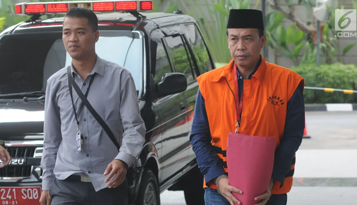 Anggota DPRD Lampung Tengah nonaktif Zainudin akan menjalani pemeriksaan penyidik di Gedung KPK, Jakarta, Rabu (10/7/2019). Zainudin diperiksa sebagai tersangka terkait kasus dugaan gratifikasi Rp 95 miliar menyetujui pinjaman daerah ke PT Sarana Multi Infrastruktur. (merdeka.com/Dwi Narwoko)