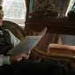 Henry Cavill dalam Enola Holmes 2. (Foto: Alex Bailey/Netflix © 2022