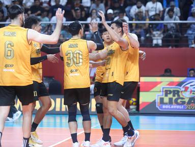 Para pemain Jakarta Bhayangkara Presisi berselebrasi usai mencetak poin pada pertandingan final four Proliga 2026 saat melawan Surabaya Samator yang digelar di Jawa Pos Arena, Surabaya, Kamis (2/4/2026). Dok. PBVSI)