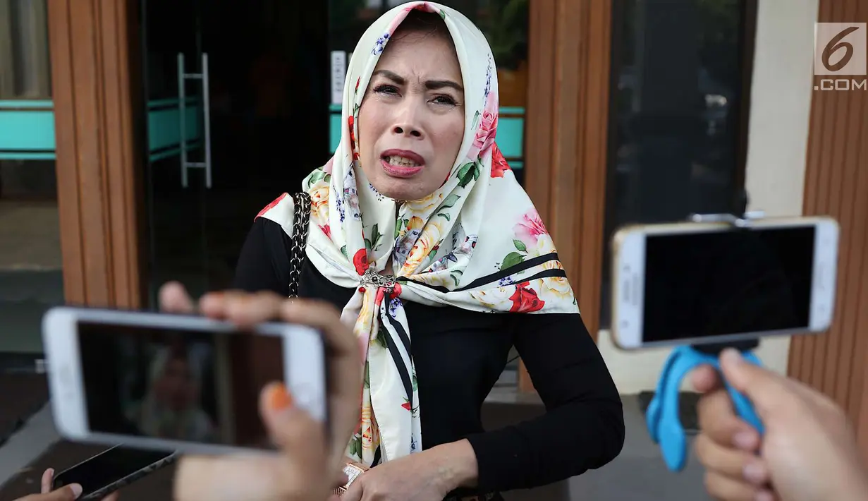 Istri gitaris Band Slank Abdee Negara, Anita Dewi Farida menjawab pertanyaan wartawan usai sidang perceraian di PA Jakarta Selatan, Senin (9/7). Anita menghadirkan asisten rumah tangganya, Asih, sebagai seorang saksi. (Liputan6.com/Immanuel Antonius)