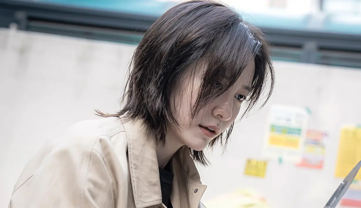 <p>Lee Kang Hyun menjadi pemimpin tim wanita pertama di Departemen Pembunuhan dan seorang detektif veteran yang lulus dari akademi kepolisian. (Foto: SBS)</p>