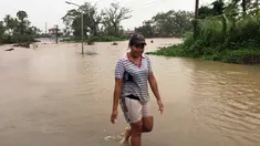 Seorang wanita berjalan melewati genangan banjir yang melanda Ba, wilayah barat Fiji, Rabu (6/4). Otoritas Fiji memerintahkan warganya untuk tetap berada di dalam ruangan seiring semakin mendekatnya siklon Tropis Zena. (NAZIAH ALI/MAI LIFE MAGAZINE /AFP)