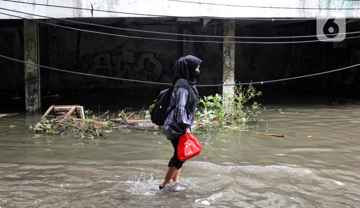 Hingga Kamis (30/1/2025) siang, jalan Bangun Nusa Raya di kawasan Cengkareng, Jakarta Barat masih tergenang air. (Magang/Liputan6.com/Muhammad Rizal)