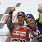 Pebalap Ducati, Andrea Dovizioso bersama Valentino Rossi (kanan) merayakan gelar juara MotoGP Qatar di Sirkuit Losail, Doha, Minggu (18/3/2018). Dovizioso juara dengan catatan waktu 42 menit 34,654 detik. (AFP/Karim Jaafar)