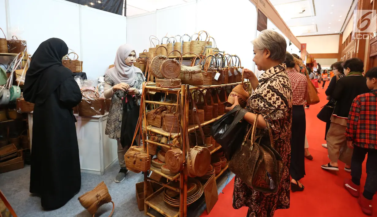 Seorang wanita memilih tas dari rotan selama pameran inacraft 2019 di JCC, Jakarta, Rabu (24/4). Inacraft 2019 sendiri merupakan salah satu pameran produk kerajinan terbesar di Asia Tenggara yang diikuti sekitar 1.700 peserta dari seluruh Indonesia dan luar negeri. (Liputan6.com/Angga Yuniar)