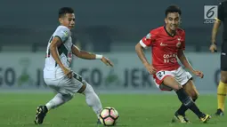Penyerang PS TNI, Ahmad Nufiandani (kiri) berebut bola dengan pemain Persija, Fitra Ridwan pada lanjutan Liga 1 Indonesia di Stadion Patriot Candrabhaga, Bekasi, Sabtu (30/9). Persija menang 4-1. (Liputan6.com/Helmi Fithriansyah)