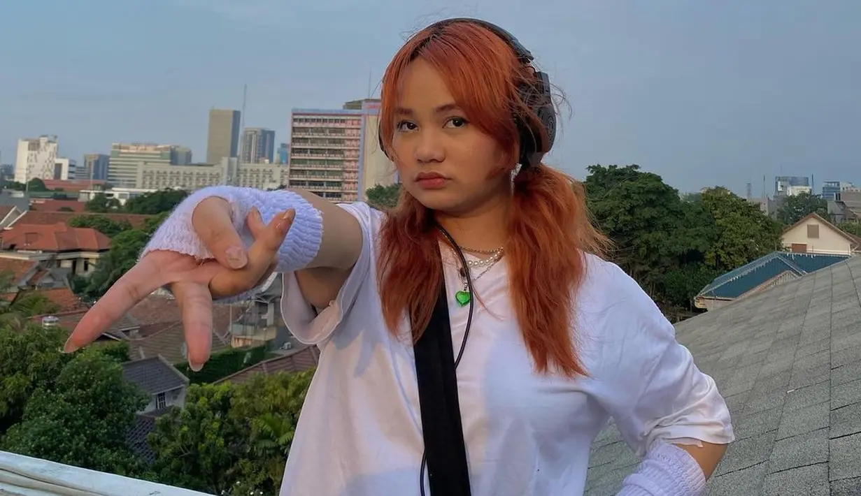 Penampilan Mima Shafa yang serba kekinian ini sudah jadi pertanda ia akan jadi penerus ibunya berkreasi di dunia hiburan. Terlihat putri sulung Mona Ratuliu ini kerap menjalani sesi pemotretan. (Liputan6.com/IG/@mimashafa).