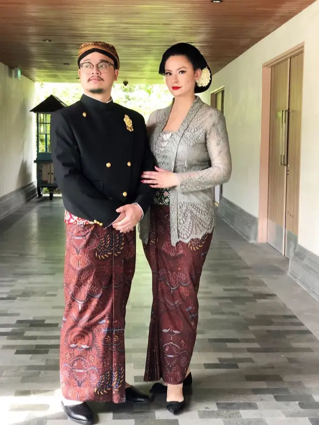 Jarang Tersorot, Ini 7 Potret Mesra Derby Romero dan Sang Istri