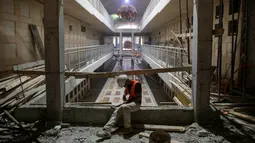 Pekerja menyelesaikan proyek pembangunan kompleks pemakaman bawah tanah di Yerusalem, Minggu (18/8/2019). Pemakaman bawah tanah tersebut dibuat mengingat persediaan lahan sangat terbatas di Israel. (AP Photo/Oded Balilty)